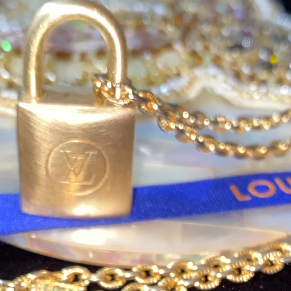 Louis Vuitton RARE 201 Series 100% Authentic Gold Lock & Vintage Chain & Ribbon! - Picture 1 of 10